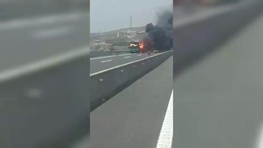 Arde una guagua en Tenerife