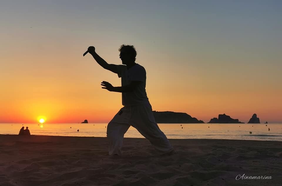 Els practicants d''aikido amb les Illes Medes de fons.