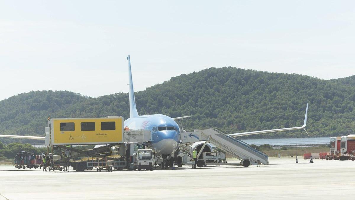 Una avión en la plataforma del aeropuerto de Ibiza.