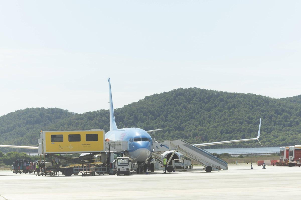 Una avión en la plataforma del aeropuerto de Ibiza.