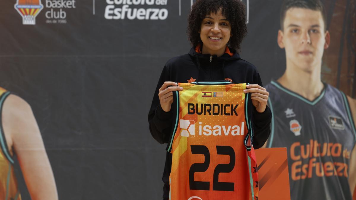 Cierra Burdick, presentada como nueva jugadora del Valencia Basket