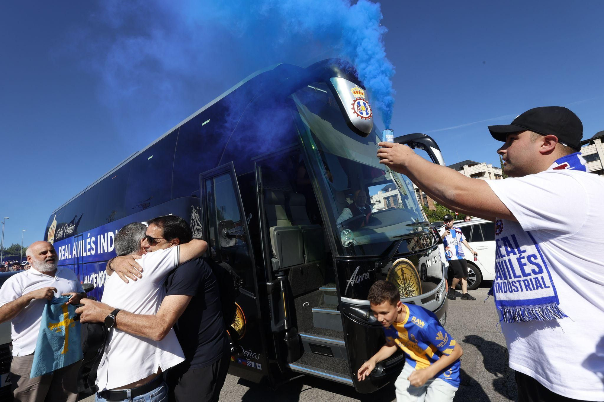 EM IMÁGENES: Multitudinario recibimiento al Avilés en su llegada al campo del Rayo Majadahonda