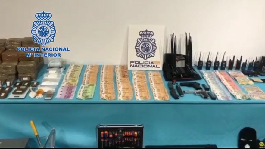 Dinero y droga, algunos de los objetos incautados por la Policía Nacional  a dos organizaciones criminales por robos con fuerza en el sur de Gran Canaria.