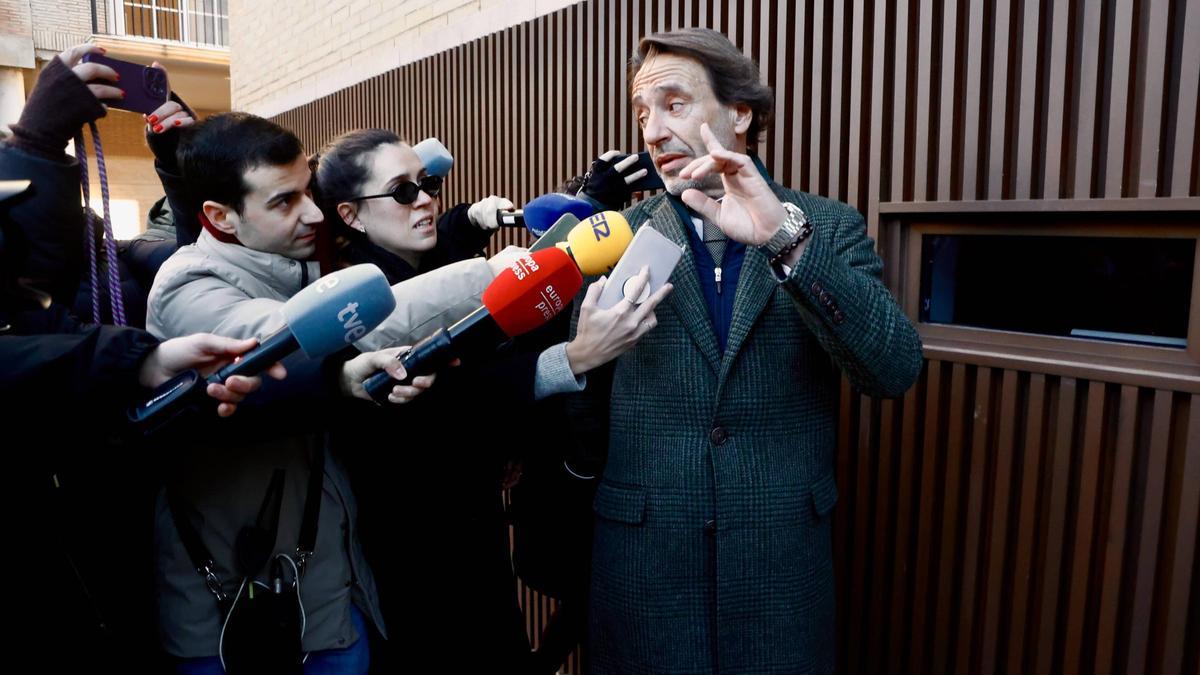 José Manuel Cuenca, exjfe de gabinete de Carlos Mazón, accede a los juzgados de Catarroja el día de su primera declaración.