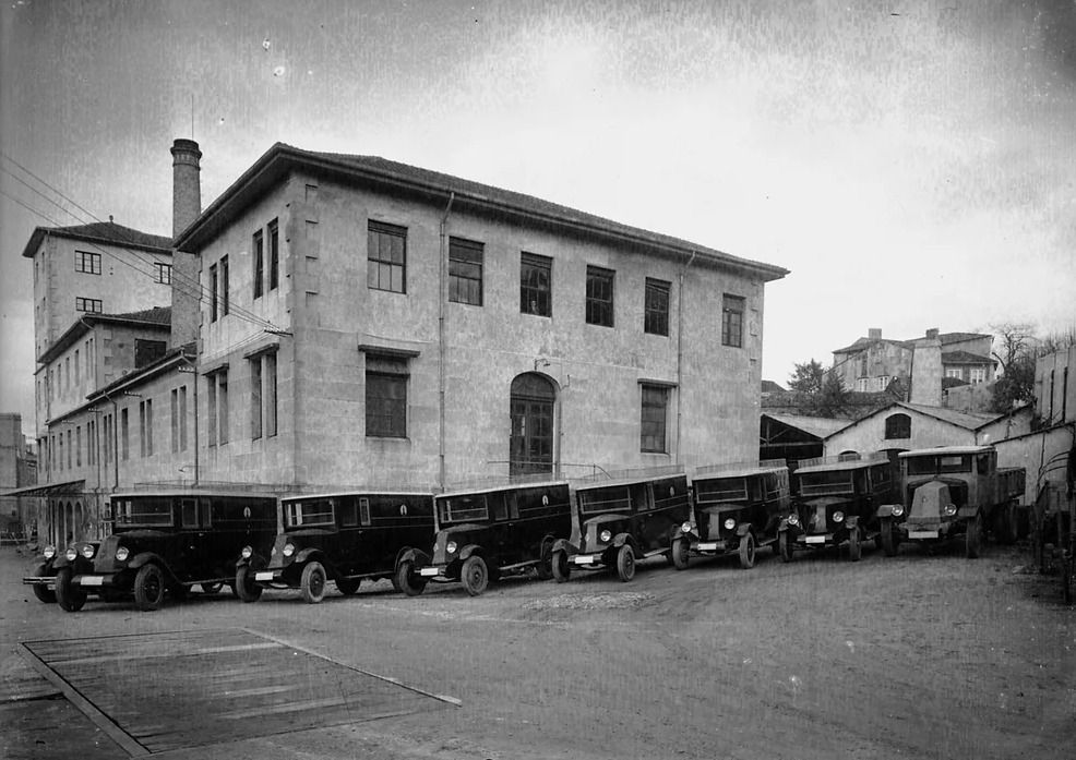 Grupo de automóviles modernos con vistosa carrocería dedicados al transporte de pan en los años 30 Archivo Pacheco.jpg