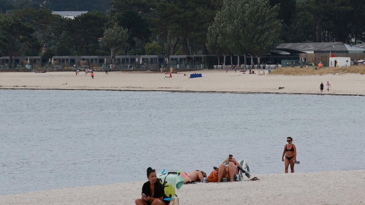 Playa de A Ladeira, en Baiona, con bandera roja ayer.