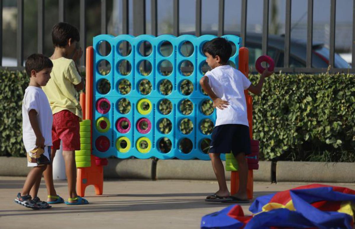 Los niños estuvieron toda la tarde jugando con las monitoras de Sueños de Ibiza.