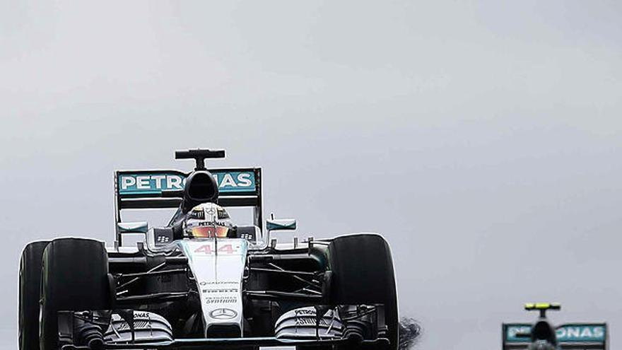 Lewis Hamilton, con Nico Rosberg detrás.