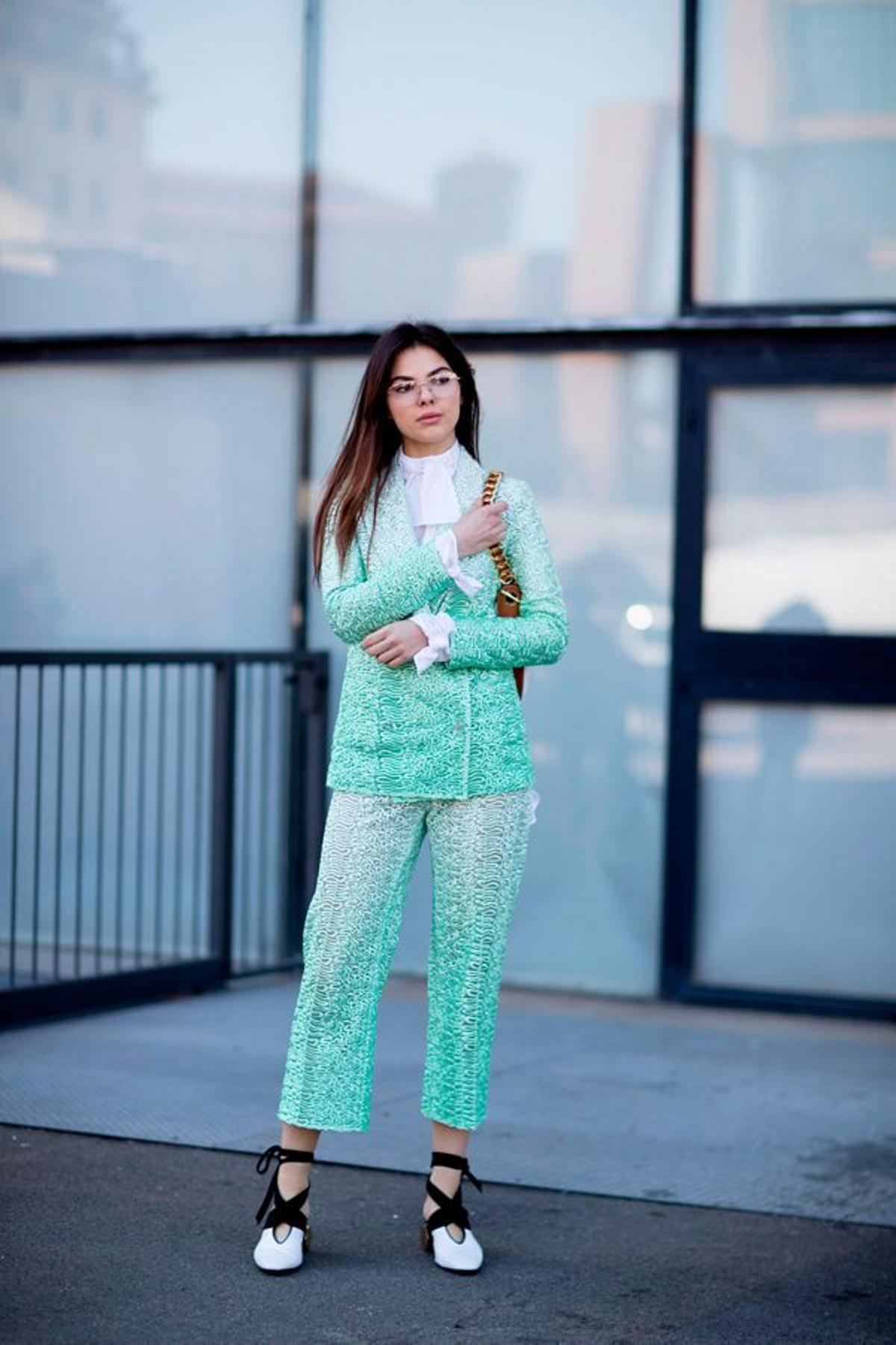 Milán Fashion Week: el pantalón verde mar se lleva con transparencias