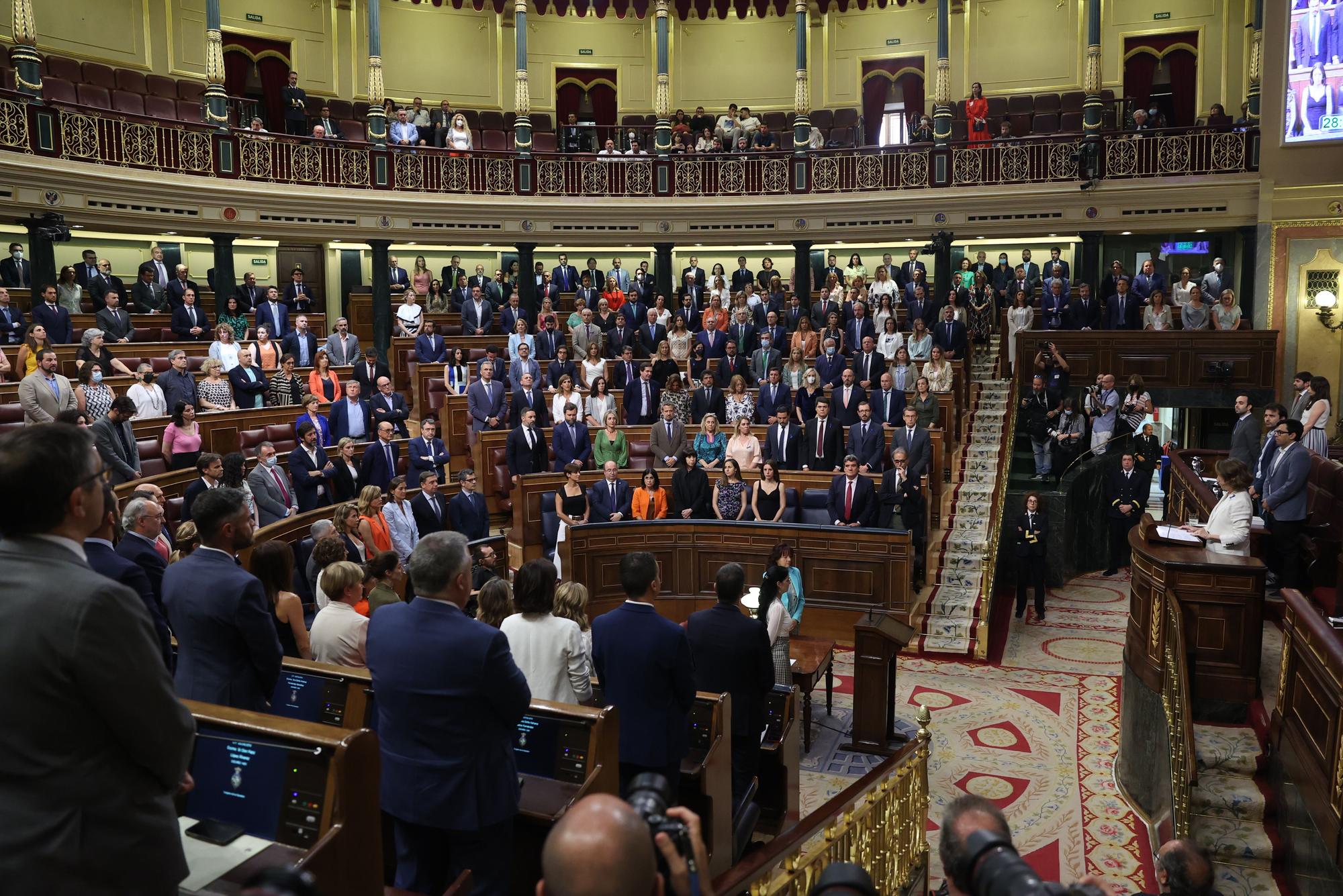 Minuto de silencio por el 25 aniversario del asesinato del concejal del PP Miguel Ángel Blanco momentos antes de la intervención de la portavoz parlamentaria del PP, Cuca Gamarra (d), durante el debate sobre el estado de la nación en el Congreso.