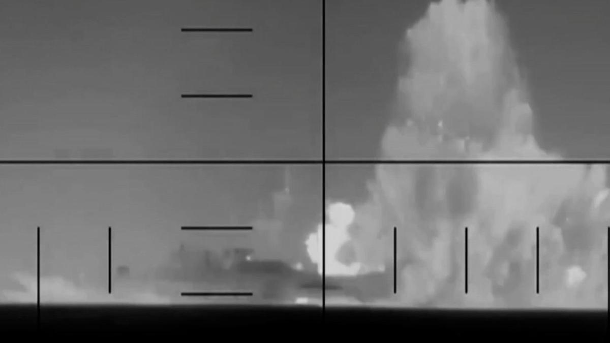 El momento en que un submarino de EEUU hunde un barco de guerra iraní