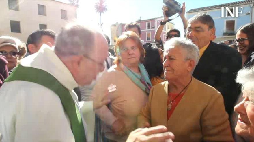 Ramón Egío, deán de la concatedral de San Nicolás habla con los vecinos de la Santa Faz