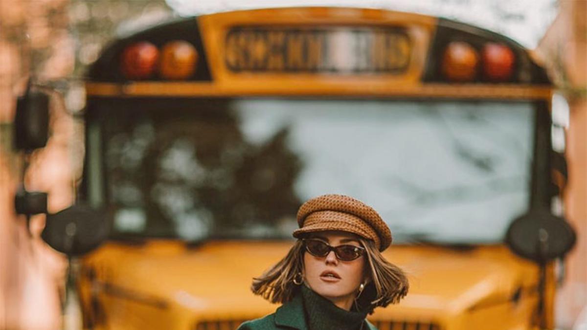 El look de otoño de Alexandra Pereira con abrigo verde y bolso 'puffer' de Bottega Veneta