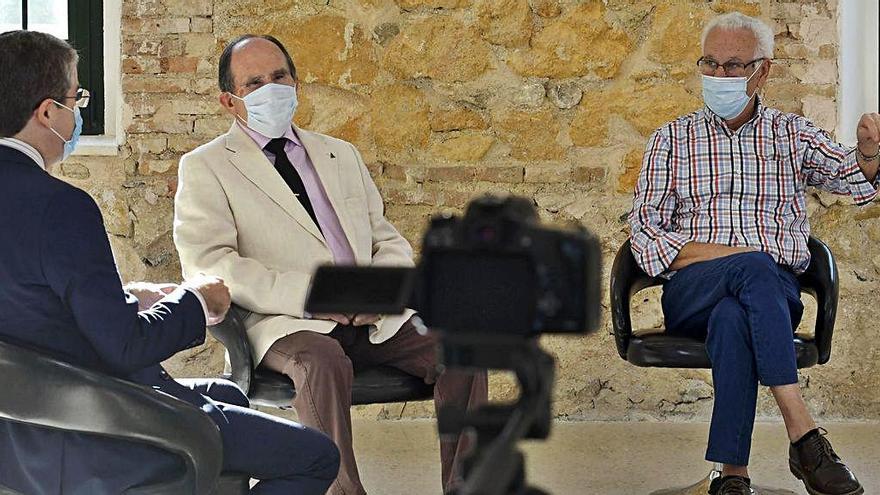 Un momento de la mesa camilla de ayer con vecinos y propietarios de locales del barrio del Carmen.