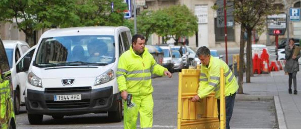 Dos operarios colocan el vallado en el inicio de la calle Concordia para indicar que se iniciarán las obras en breve.   | // IÑAKI OSORIO