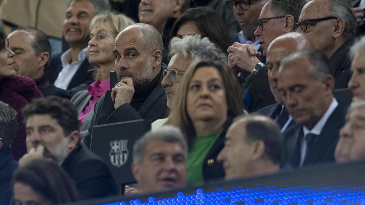 Pep Guardiola en el palco durante ‘el clásico’