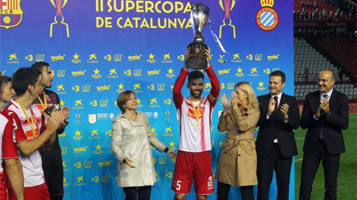 Víctor Álvarez, con el trofeo de campeón
