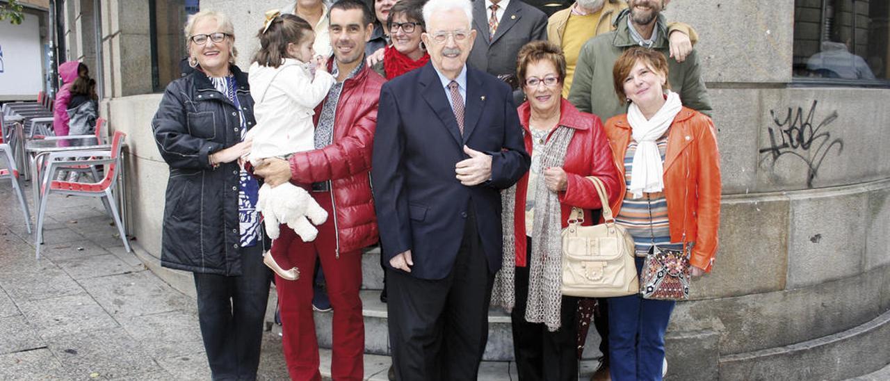 La familia Porteiro, en el barrio de O Calvario de Vigo. A la izquierda está su hija y, cogida de su brazo, su hermana.