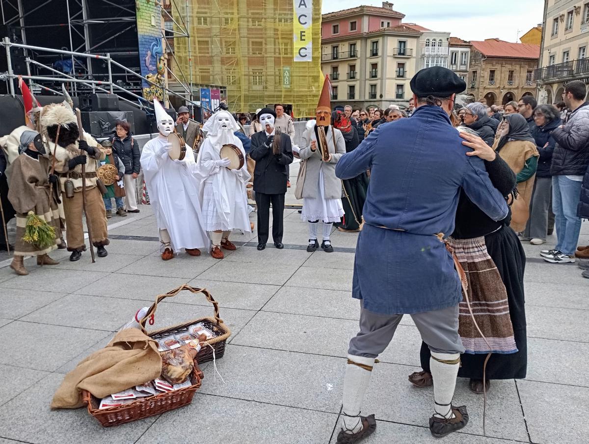 En imágenes: el Antroxu tradicional de Avilés, de pasacalles y comedia