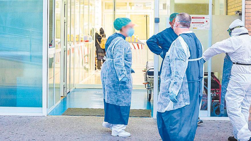Personal sanitario, con los equipos de protección, a las puertas del Hospital Marina Baixa.
