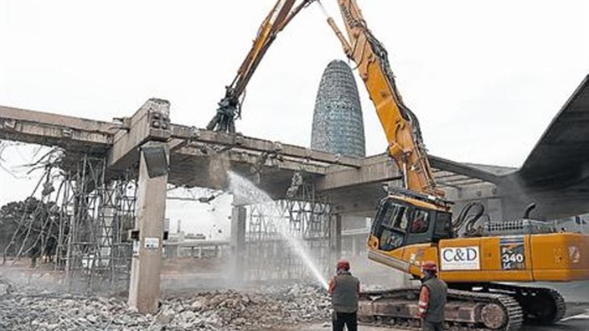 Inicio del derribo del viaducto lado mar de las Glòries, el 27 de febrero.