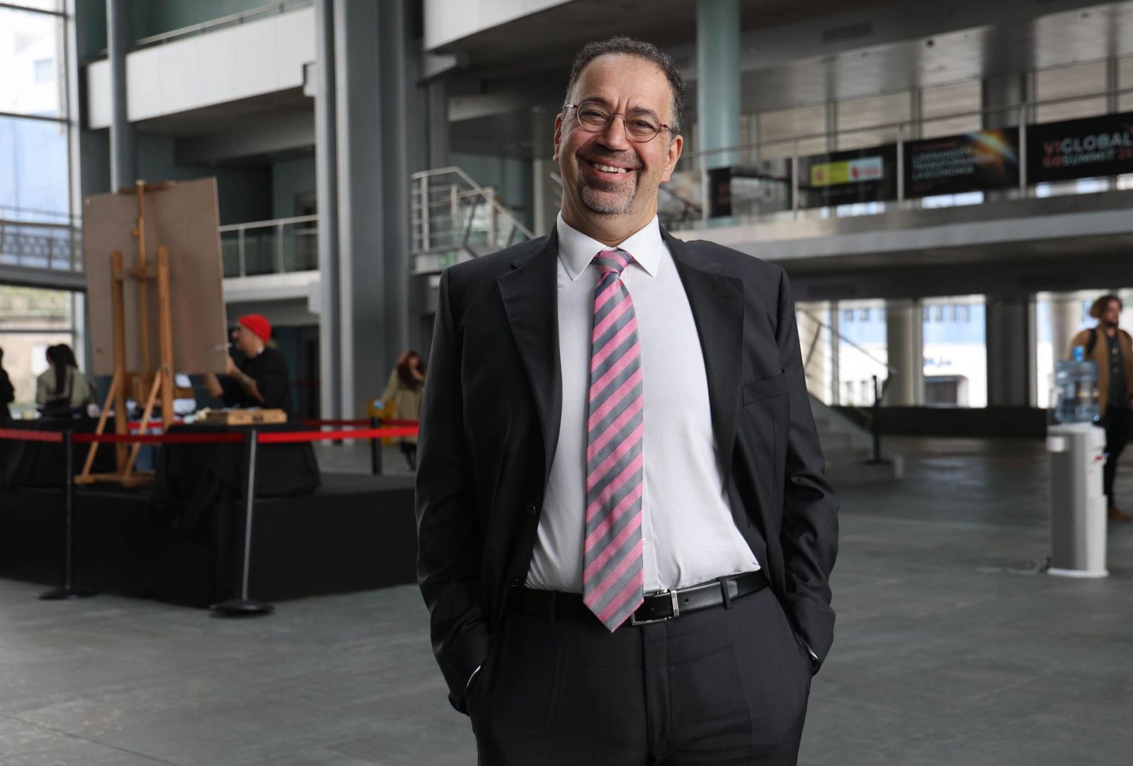 El Premio Nobel de Economía Daron Acemoğlu, tras su charla magistral en el Vigo Global Summit. |  Alba Villar