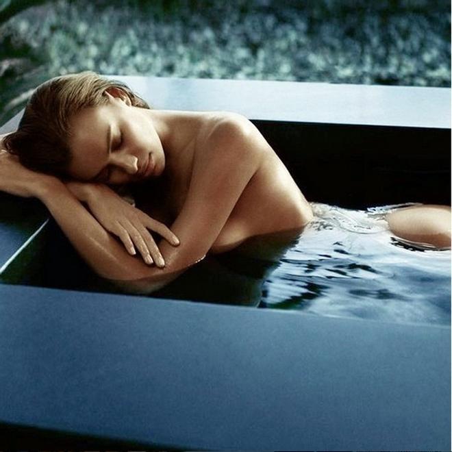 Irina Shayk, se sumerge en agua