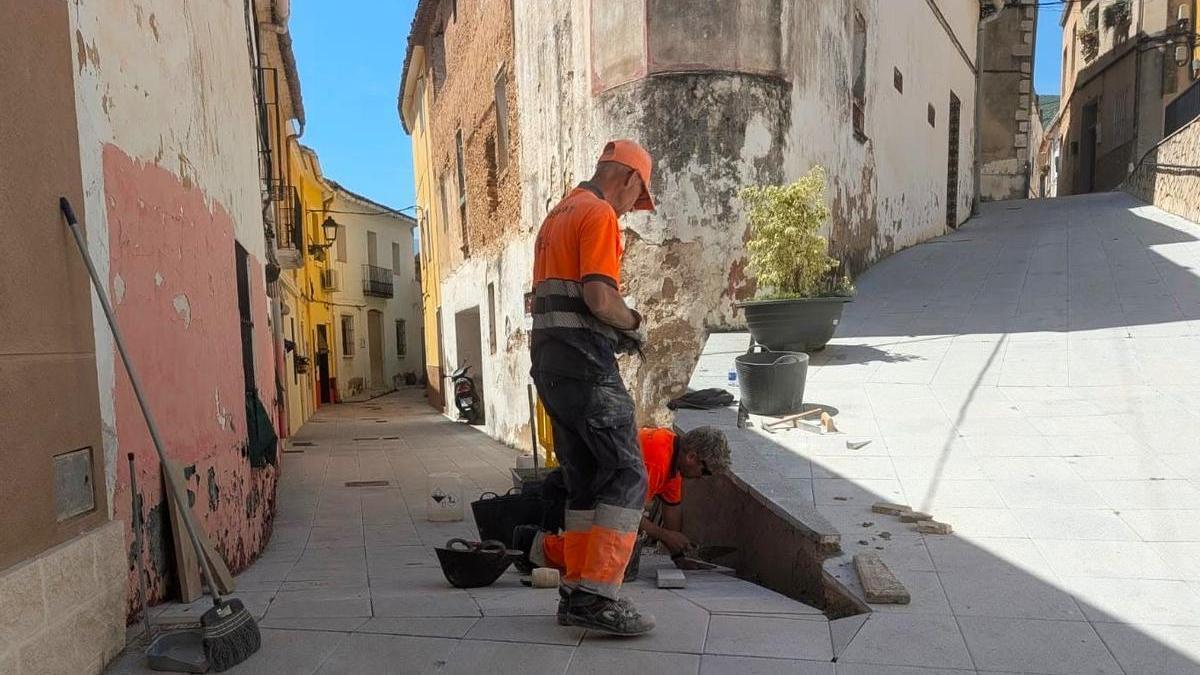 Operarios municipales en Palma de Gandia.