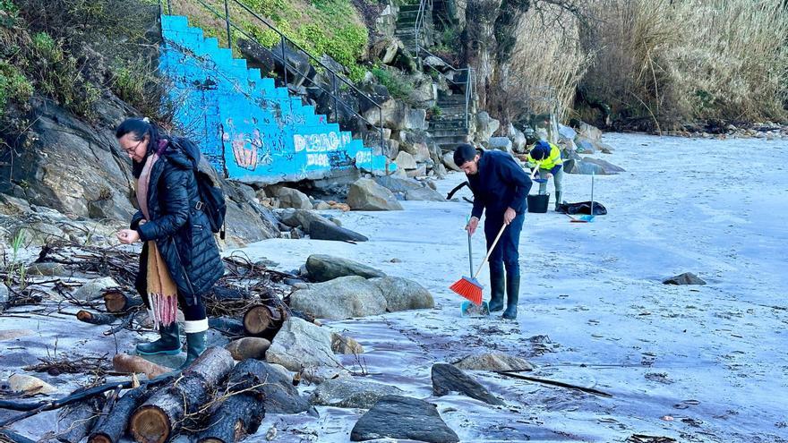 Marín crea un listado de voluntarios para limpiar los pélets de sus playas