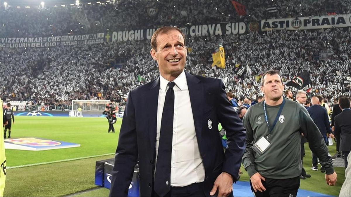 Allegri celebra la victoria con la afición juventina