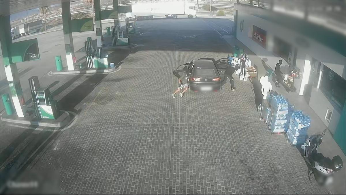 Los delincuentes llegan a la gasolinera con el vehículo sustraído