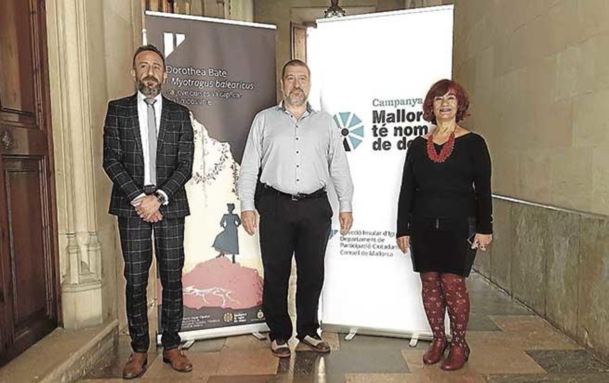 La ilustración de Elisa Martínez.  Fernández, Jurado y Parrón, ayer en la presentación.