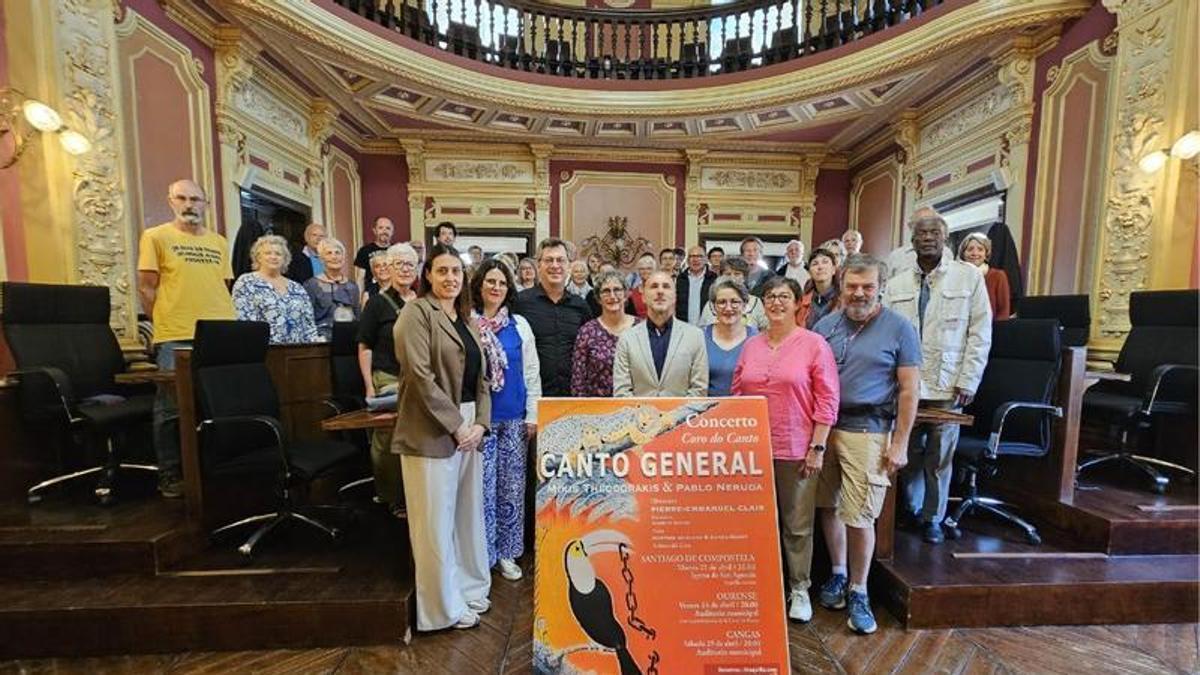 El alcalde, ayer en el salón de plenos, con miembros del coro de la ciudad francesa de Quimper