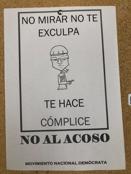 Carteles contra el profesor absuelto por acosar a