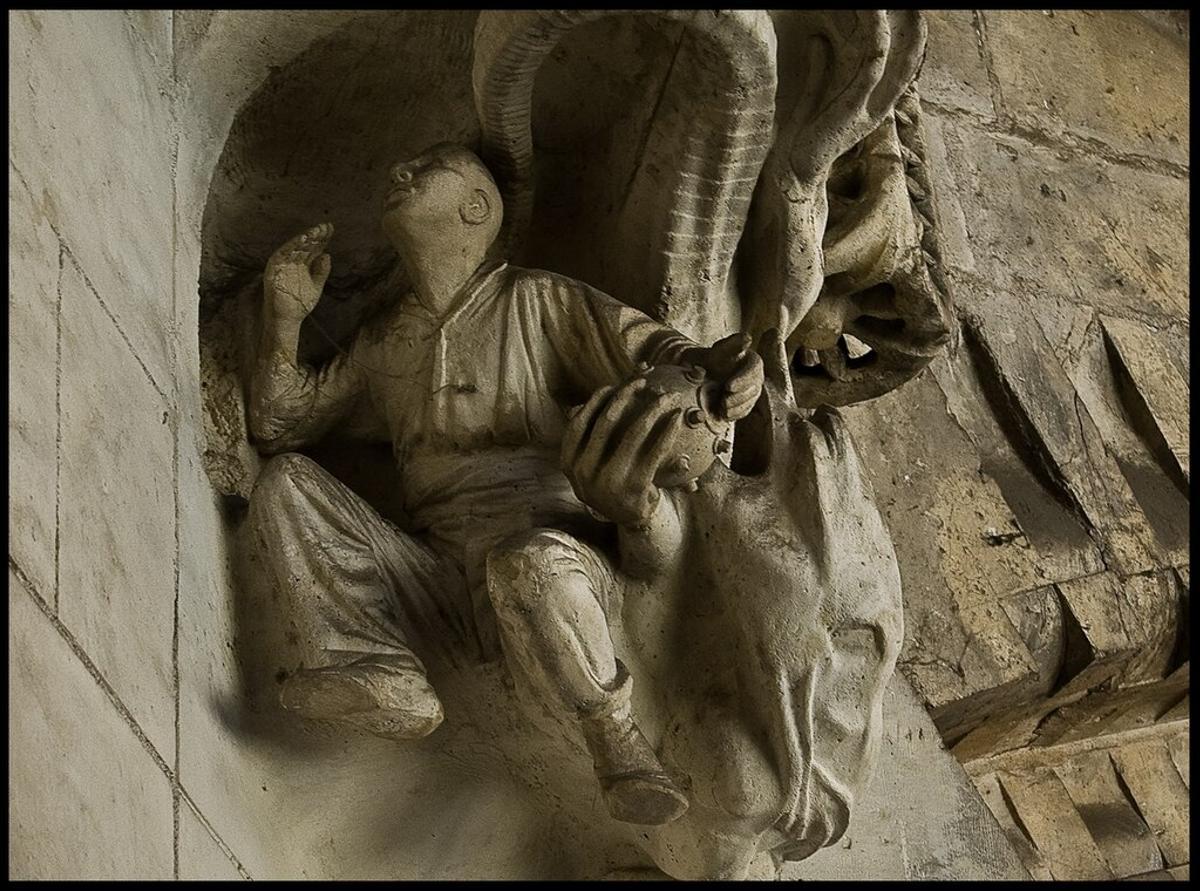 Un demonio con cuerpo de serpiente pone una bomba Orsini en las manos de un joven, elemento escultórico de la Sagrada Família.