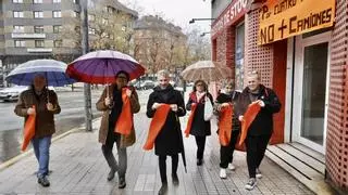 La nueva iniciativa del barrio gijonés de La Calzada contra el tráfico pesado que sufren a diario: las ventanas se tiñen para "seguir luchando"