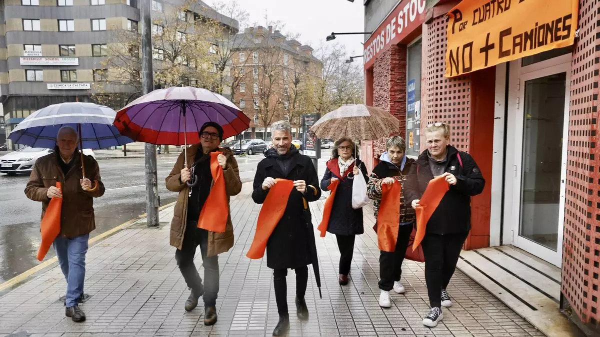 Los vecinos de La Calzada empiezan a colgar trapos naranjas en señal de protesta por el tráfico pesado en Príncipe de Asturias