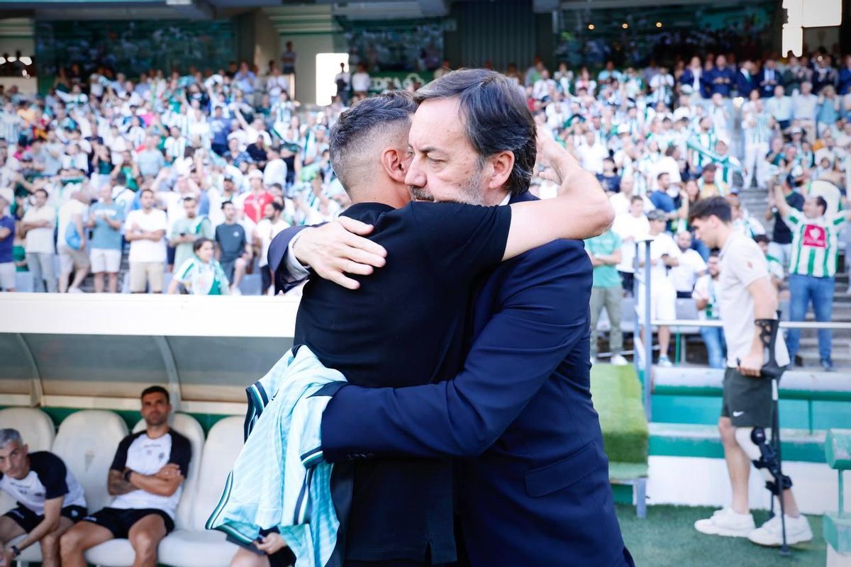 Monterrubio abraza a Ania en El Arcángel antes de iniciarse la final por el ascenso contra el Barcelona Atlétic.