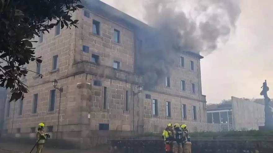El incendio en la comisaría de Santiago ha provocado una densa humareda de humo