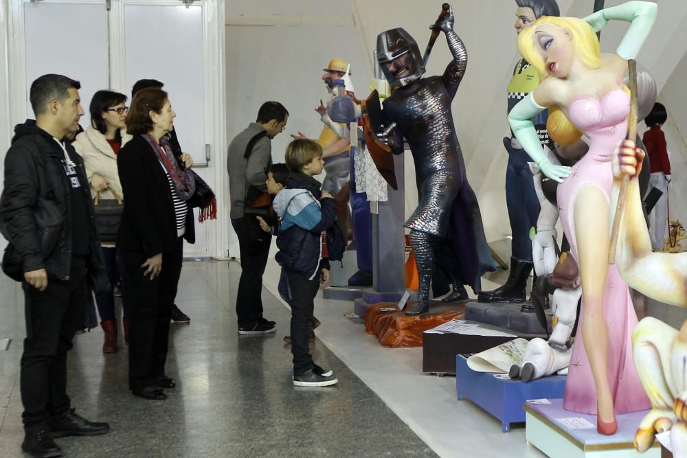 Gran ambiente en la Exposición del Ninot