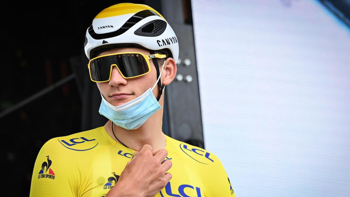 Mathieu Van der Poel continúa líder del Tour de Francia.
