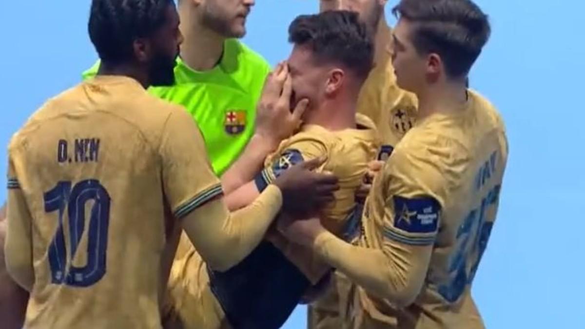 Los compañeros sacan del campo a Langaro tras romperse el tendón de Aquiles