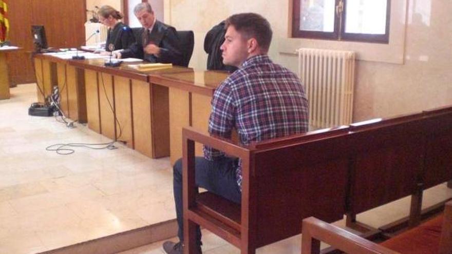 El policía germano procesado, de 28 años, durante el juicio celebrado en la Audiencia de Palma.