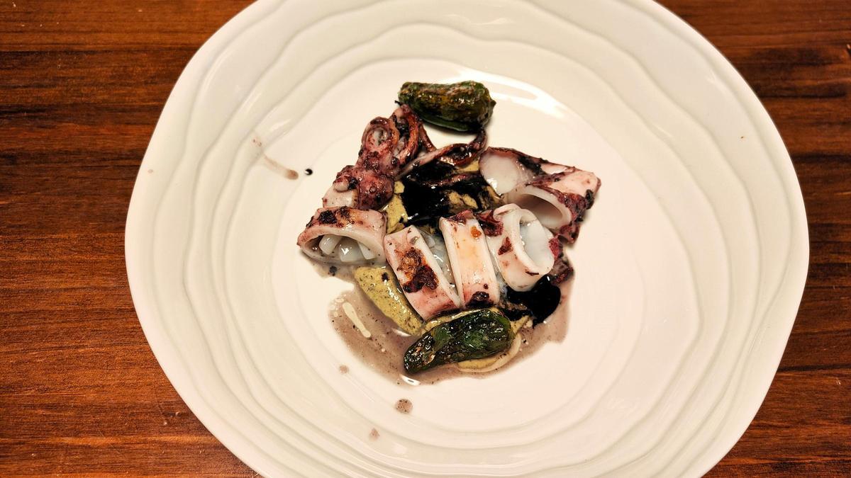 El calamar con una salsa de pimientos de Padrón de Indómito