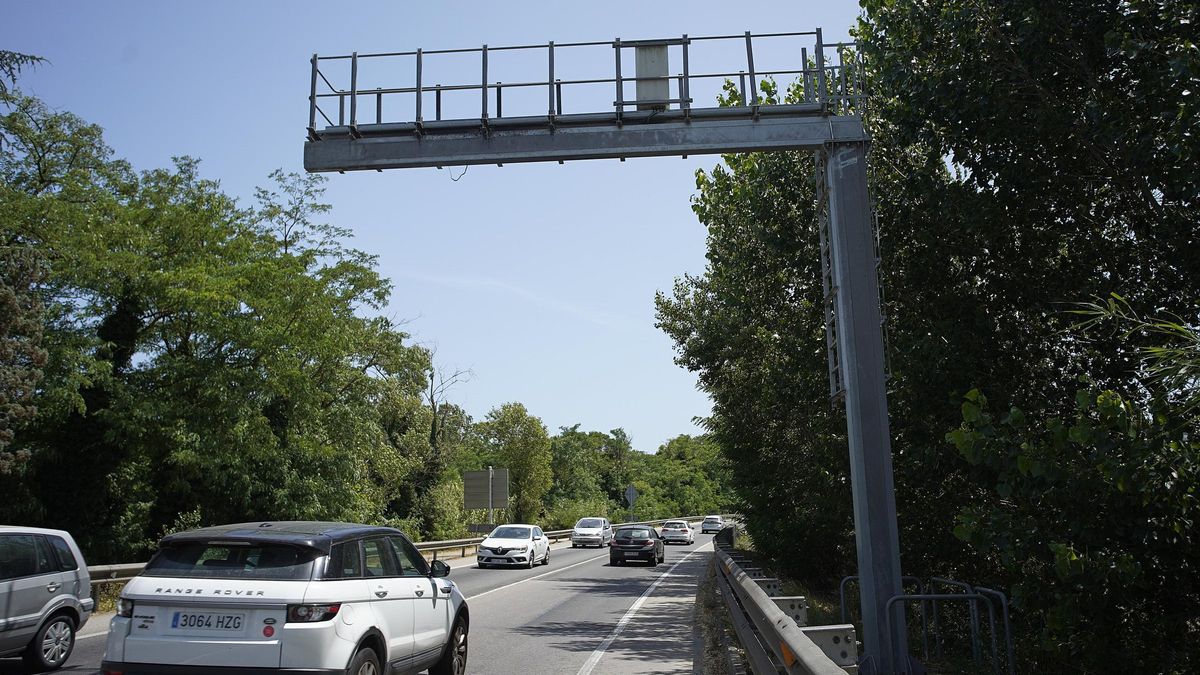 El radar de tram de Cassà a Llagostera amb fils penjants, que va ser vandalitzat, i no funciona.