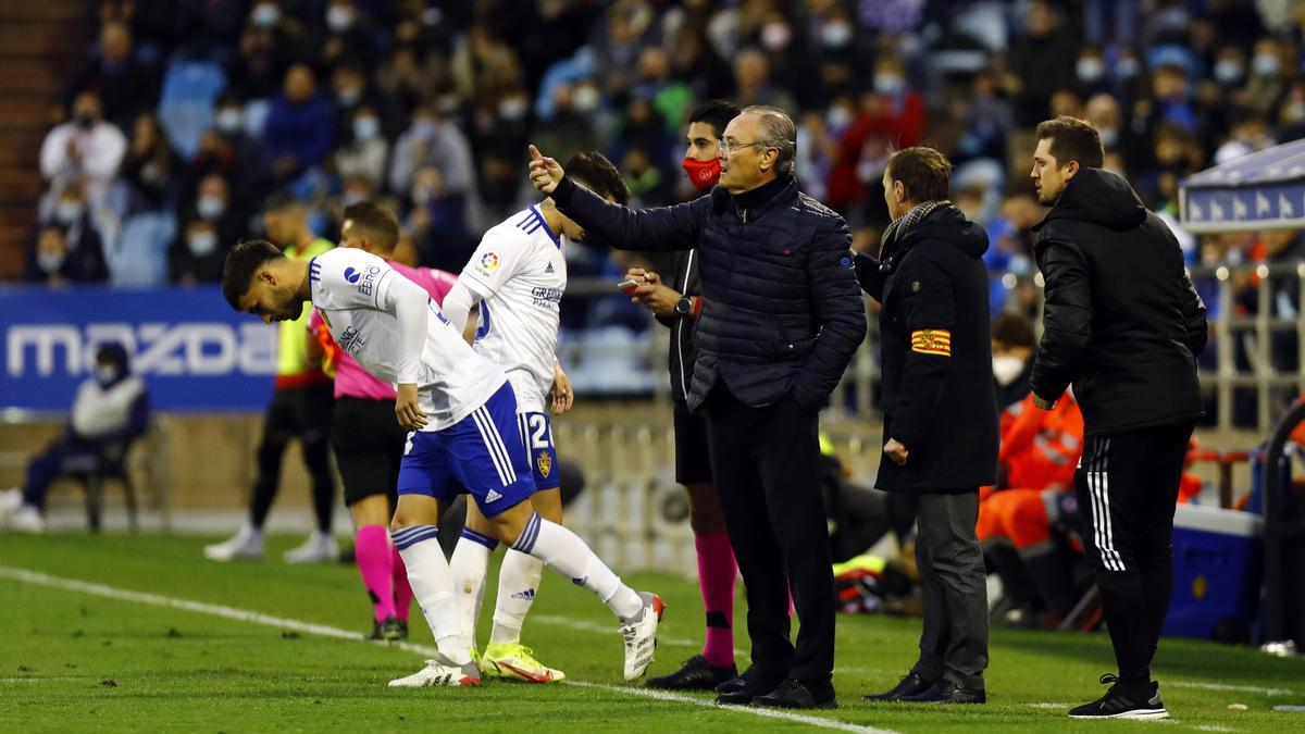 JIM da instrucciones mientras se realiza el cambio de Lluís López por Borja en el partido del pasado domingo ante el Sporting.