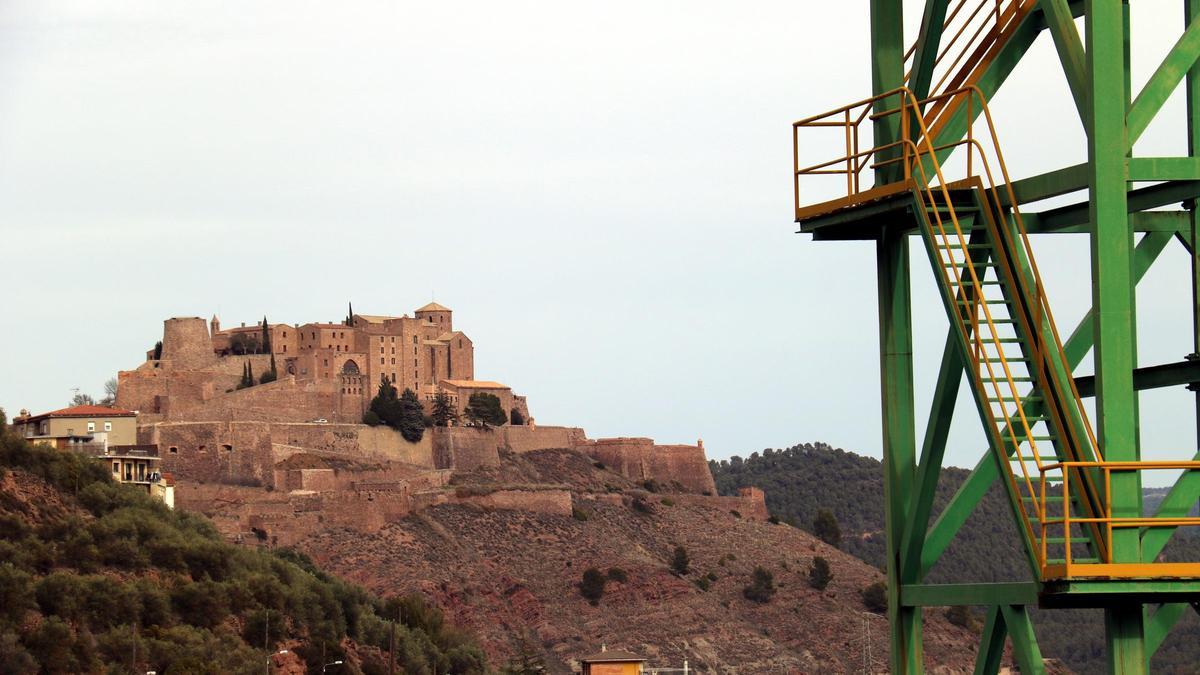El Castell de Cardona i, en primer terme, la mina