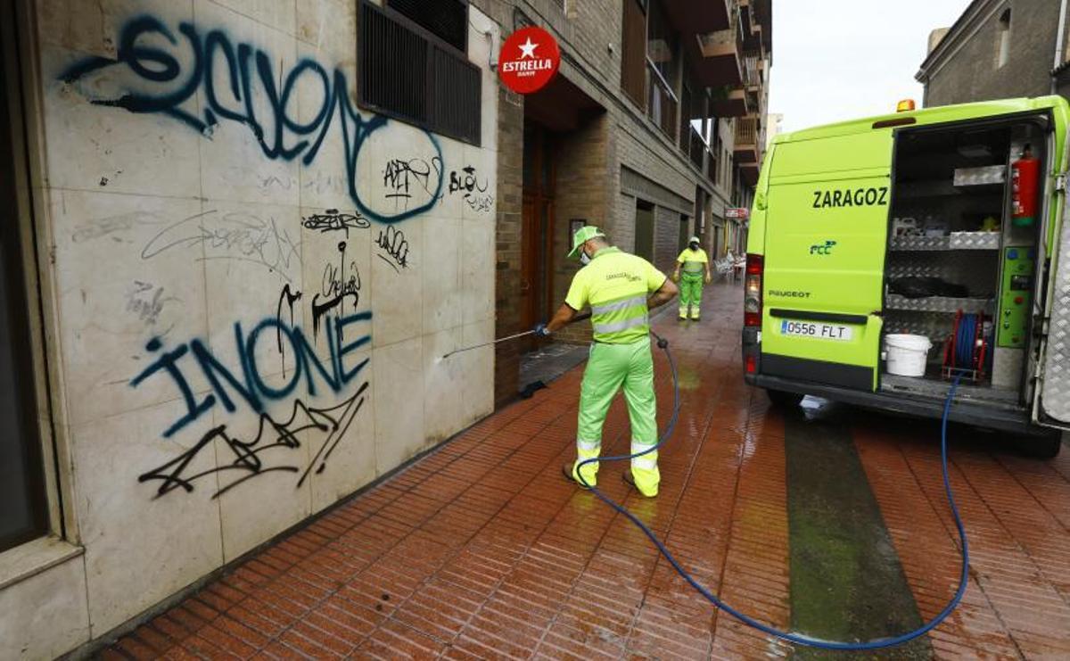 Pintar grafitis en edificios y monumentos es uno de los actos más castigados. | EL PERIÓDICO