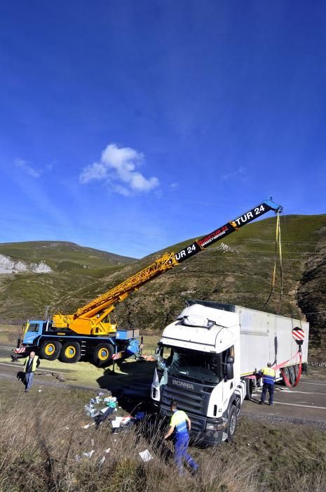 El vuelco de un camión obliga a cortar la carretera de Pajares