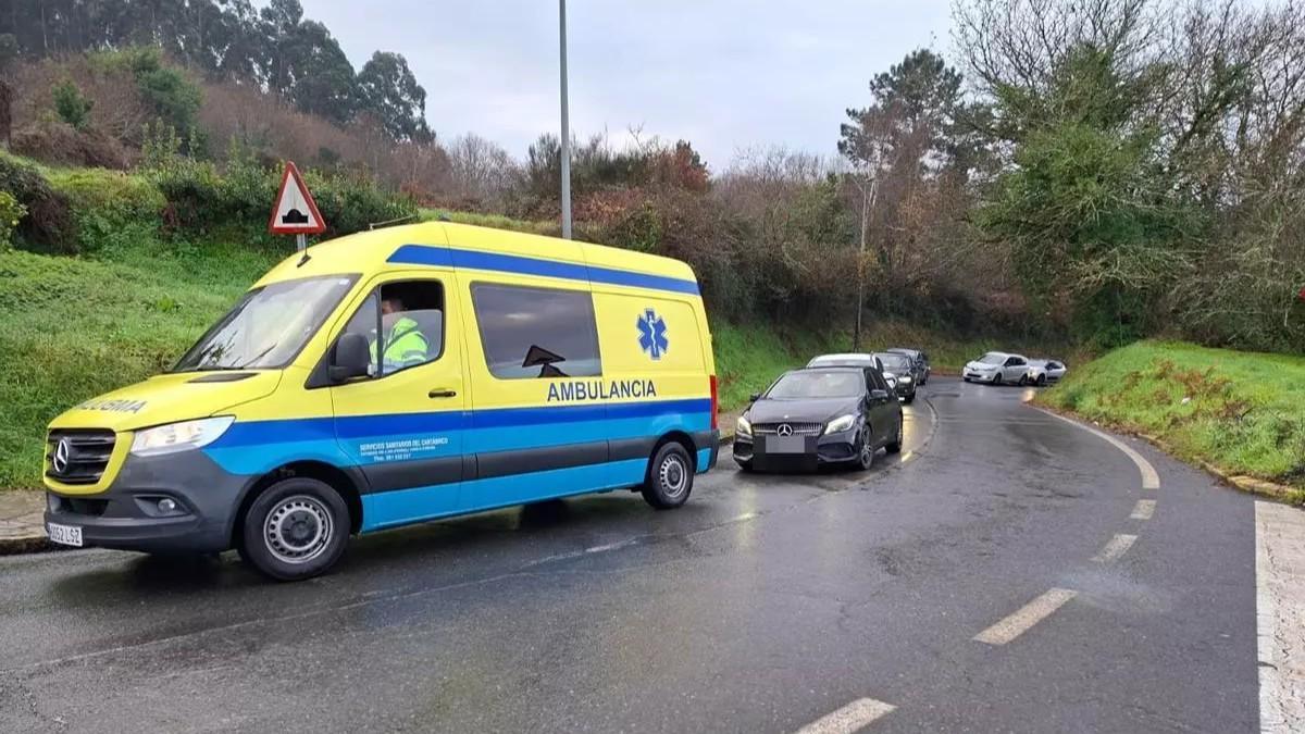 Una ambulancia accede al CHUS por la rúa da Cantaleta, en Santiago